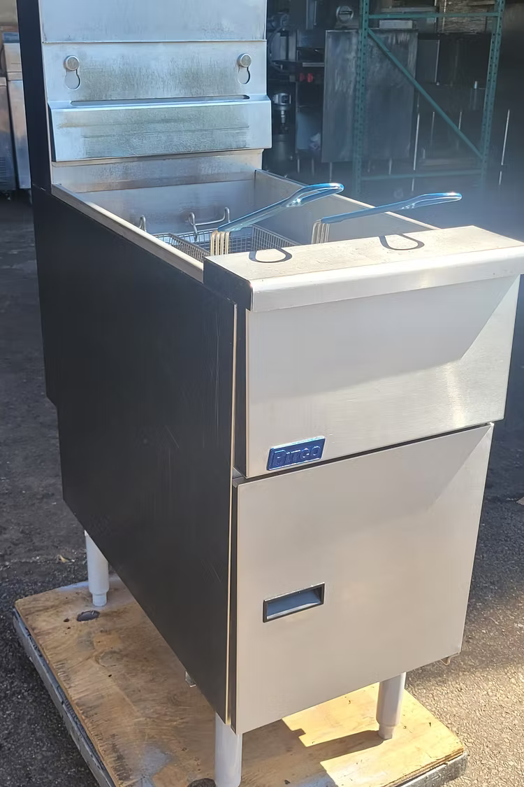 Pitco® VF-35S-NAT Natural Gas Solstice 35 lb. Stainless Steel Floor Fryer - 70,0