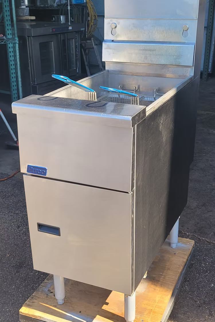 Pitco® VF-35S-NAT Natural Gas Solstice 35 lb. Stainless Steel Floor Fryer - 70,0
