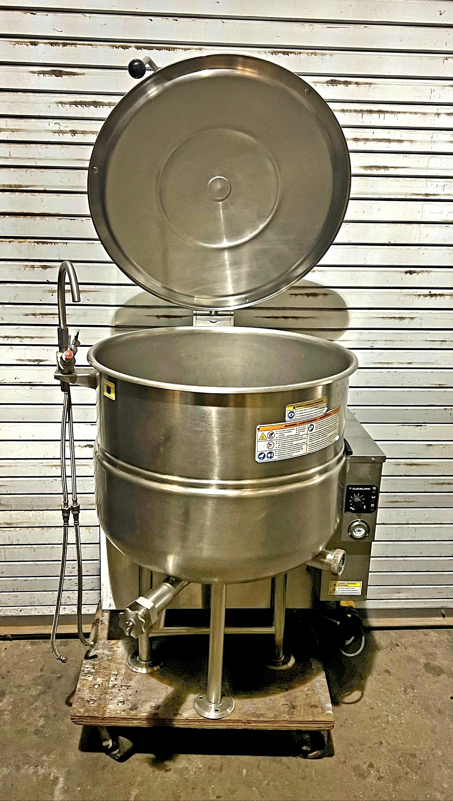 Cleveland KGL-40 Natural Gas 40 Gallon Stationary 2/3 Steam Jacketed Kettle - 140,000 BTU-PRE-OWNED