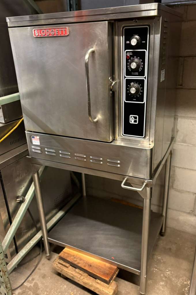 Blodgett DFG-50 Premium Series Natural Gas Replacement Single Deck Base Unit Half Size Convection Oven - 27,000 BTU. PRE-OWNED-INCLUDES THE STAND