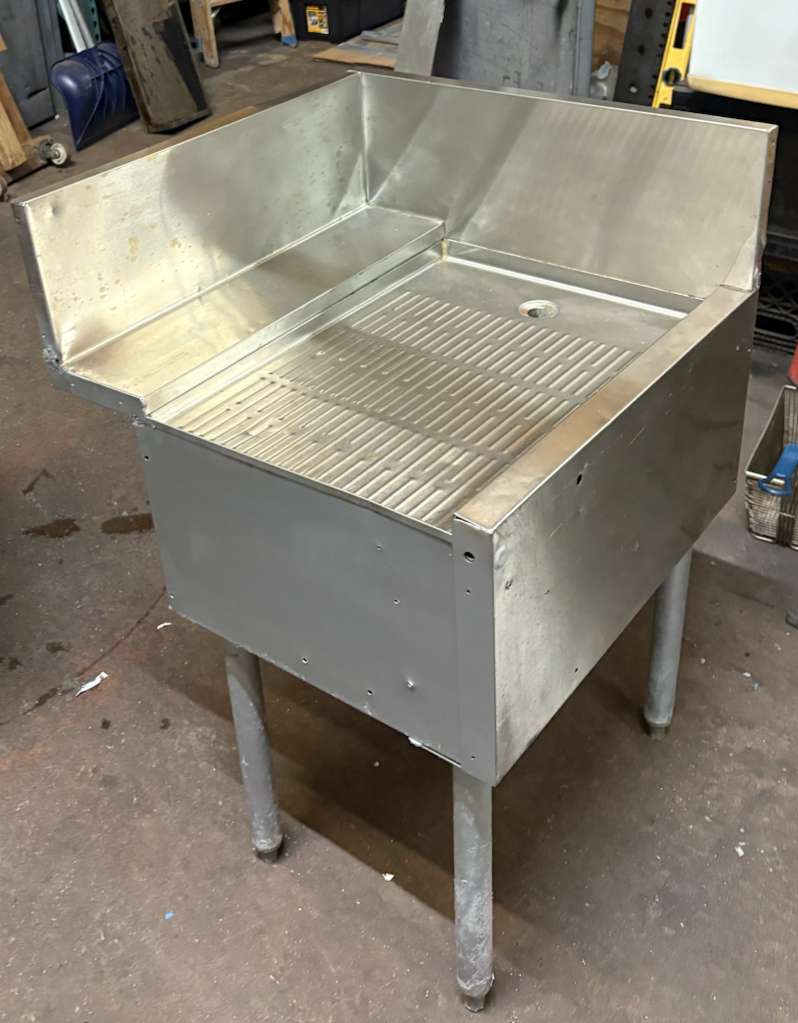 Krowne KR24-C24R Under Bar Freestanding Drainboard - 6 1/2" Back Splash on Rear/Right, 24" x 24"-Pre-owned