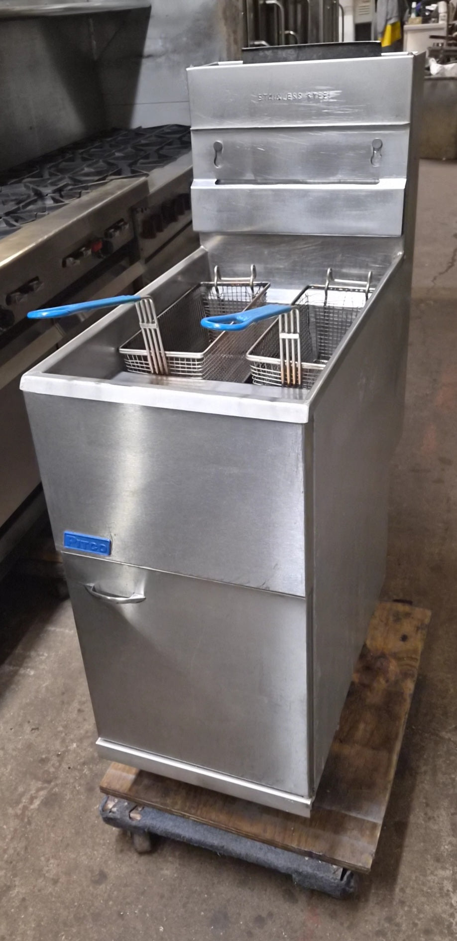 Pitco® 35C+S Natural Gas 35-40 lb. Stainless Steel Floor Fryer - Pre owned