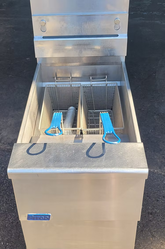 Pitco® VF-35S-NAT Natural Gas Solstice 35 lb. Stainless Steel Floor Fryer - 70,0