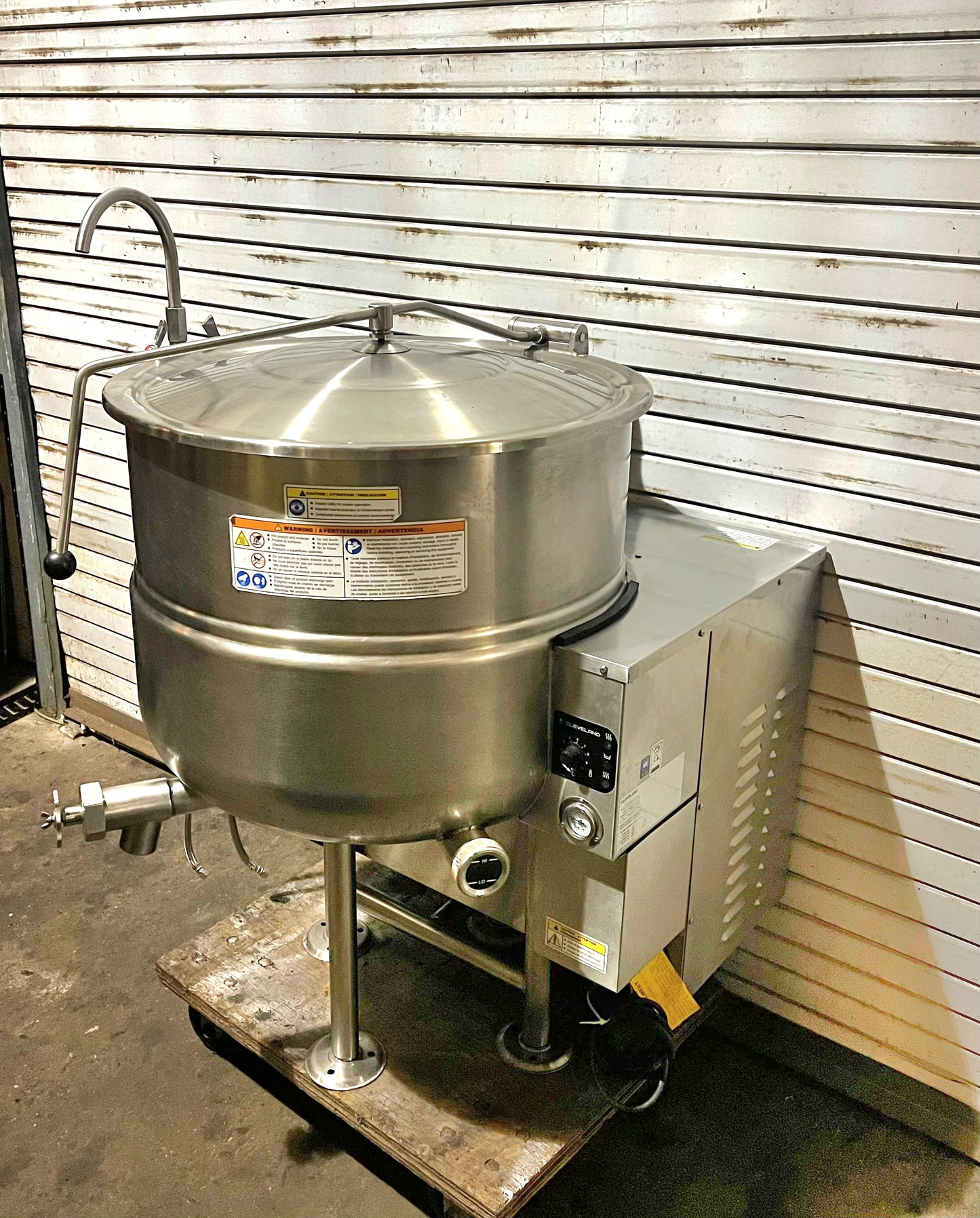 Cleveland KGL-40 Natural Gas 40 Gallon Stationary 2/3 Steam Jacketed Kettle - 140,000 BTU-PRE-OWNED