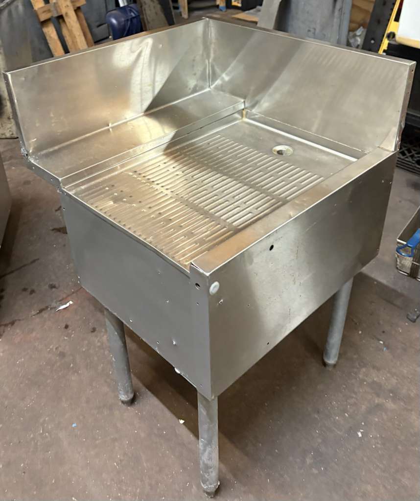 Krowne KR24-C24R Under Bar Freestanding Drainboard - 6 1/2" Back Splash on Rear/Right, 24" x 24"-Pre-owned