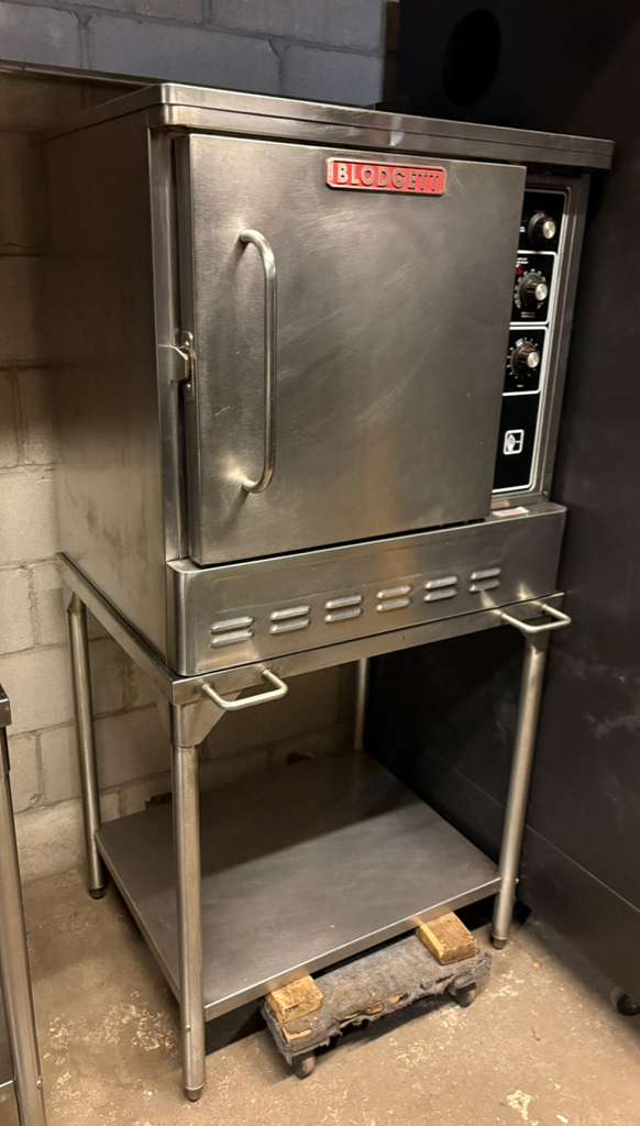 Blodgett DFG-50 Premium Series Natural Gas Replacement Single Deck Base Unit Half Size Convection Oven - 27,000 BTU. PRE-OWNED-INCLUDES THE STAND