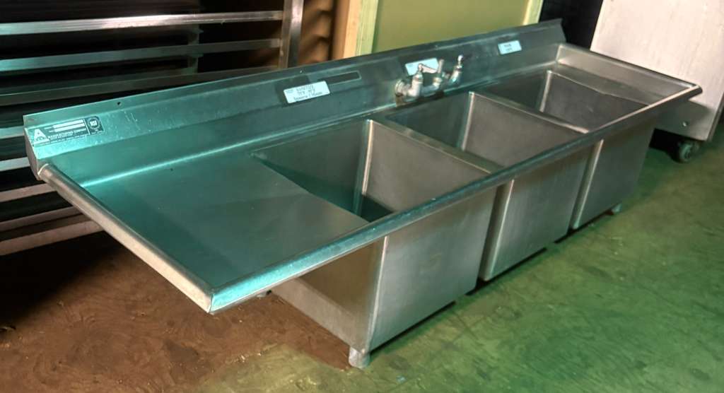Aero Manufacturing Company® AF3-181 3 Compartment Sink, 18 x 18, Left Side Drainboard-