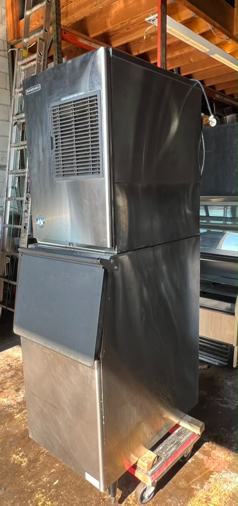 Hoshizaki KM-320MAH/B-300SF 489 lb Slim-Line Crescent Cube Ice Machine w/ Bin - 300 lb Storage, Air Cooled, 115v- PRE-OWNED