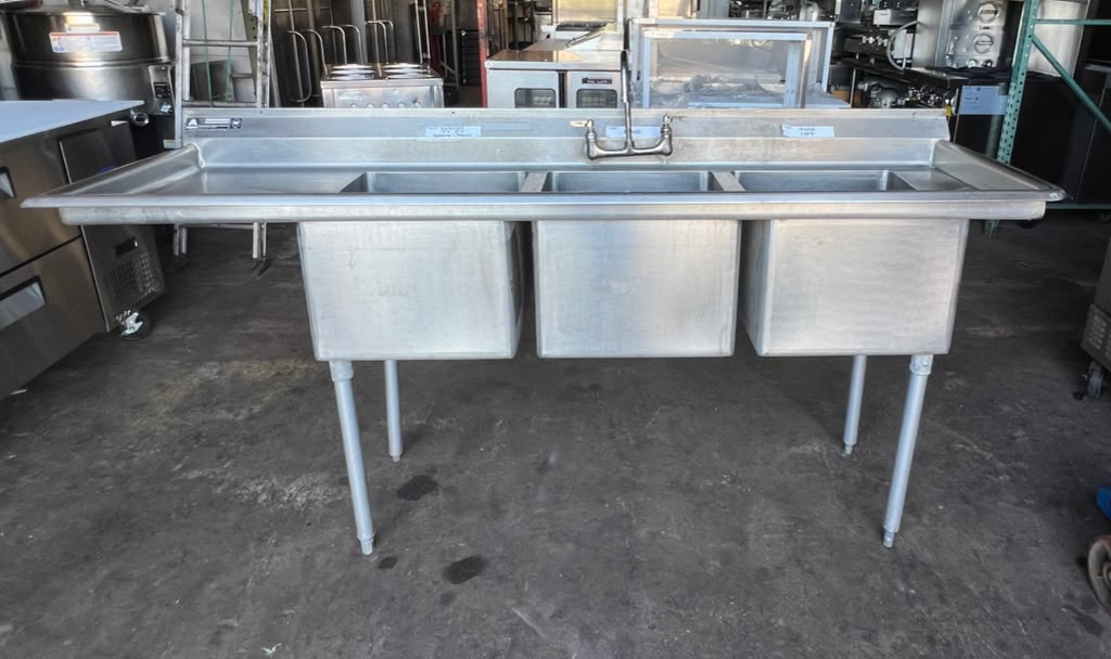 AERO Manufacturing MF3-2116-24L 84-1/4 Inch Economy Sink Three Compartment with Left Drainboard